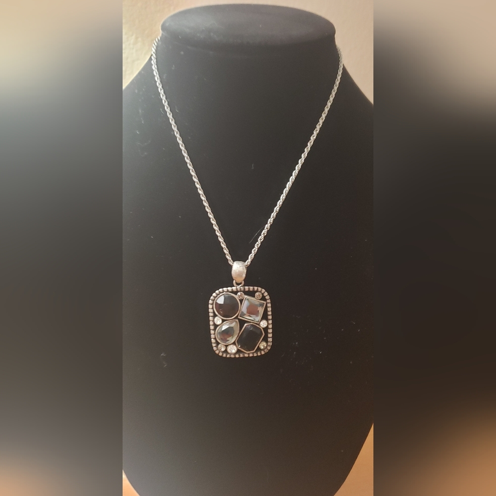 Medium length necklace